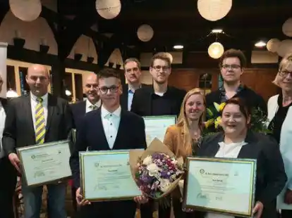 Freuten sich &uuml;ber die Auszeichnung f&uuml;r zwei junge Handwerker: Werner Kessing, Thomas Wiese (Elektro Breuer), Johannes Wessels, Andr&eacute; Wessels, Dr. Andreas Berndt, Gerhard Glup, Ramona Fastje (B&auml;ckerei Glup), Lorenz Glup, Nicole Behrens und Elisabeth Weber