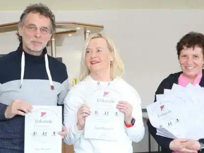 Die Winterlauf- und Wanderserie des TuS Jaderberg ist zu Ende gegangen. Mit dabei auch die Laufgruppe Obenstrohe, vertreten durch (von links): Uwe Brunken, Sigrid Brunken und Jutta Meinen.