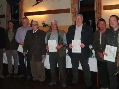 Der stellvertretende Hegeringsleiter Heiko Wittrock (3. von rechts) ehrte zusammen mit (von links) Kreisj&auml;germeister Friedrich Hollmann und dem Vorsitzenden der Kreisj&auml;gerschaft, Karl-Wilhelm Jacobi, die langj&auml;hrigen Mitglieder Dr. Gernot Mentz, Cord Brockmeyer, Manfred Honka, Manfred Picklapp, Bernd Debbeler, Lars Kosten und Peter Watzke.