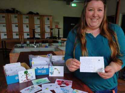 Blumensamen f&uuml;r Norden: Susanne Bopp mit einer der Postkarten, die jetzt an Eltern und Bekannte verteilt werden sollen &ndash; der Wahlpflichtkurs Schulgarten will mit den Fotos erfolgreicher Ansaaten eine digitale Bl&uuml;hwiese erschaffen.