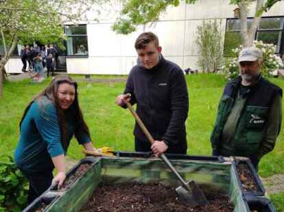 Die Macher und Bef&uuml;rworter des neuen Schulgartens: Lehrerin Susanne Bopp, Sch&uuml;lersprecher Ludwig Nessen und Kersten Ebel vom Nabu.