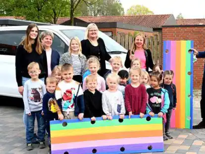 Freuen sich &uuml;ber ein neues Fahrzeug: die Kinder der &bdquo;Blauen Gruppe&ldquo; mit (hinten, von links) Emily Traudt, Natalia Rudolf, Alina Seemann, Maike Erhorn, Verena Wirth und B&uuml;rgermeister Ralf Wessel.