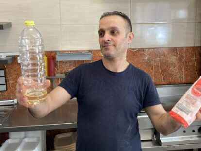 Mit gro&szlig;er Skepsis blickt Osman G&ouml;kalp auf das zur Neige gehende Speise&ouml;l: Auch Mehl hat er nur noch f&uuml;r drei Tage.