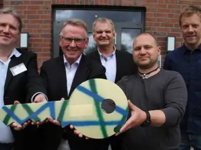Schl&uuml;ssel&uuml;bergabe (v.l.): Thilo Schwager (Teamleiter der Wohngruppe), Franz-Josef Schewe (Vorstand Kleebaum-Stiftung), Andreas Ortmann, Patrick Ostrowski und Sebastian Ortmann (alle Planungsb&uuml;ro).