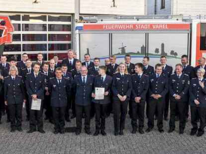 Freude bei den Feuerwehrkameraden: Sie wurden bei der Jahreshauptversammlung der drei Vareler Ortsfeuerwehren bef&ouml;rdert.