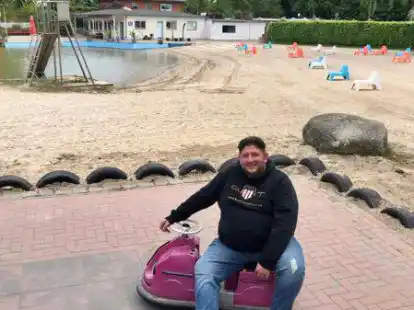 Mario Rosenbach auf einem der neuen Kinder-Scooter: Die Saison im Naturbad Hahn startet am kommenden Samstag.