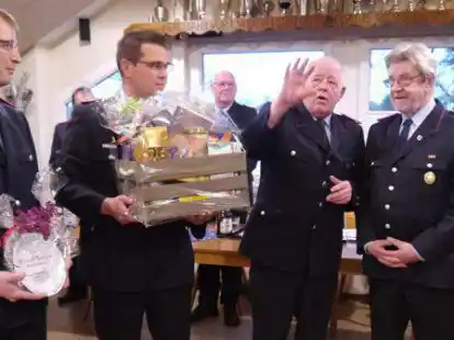 Dank f&uuml;r Engagement: Ortsbrandmeister Ralf zu Jeddeloh (2. von rechts) und seine Stellvertreter Janik zur Loye (links) und Alexander Scholz (2. von links) verabschieden Wilfried Arntjen.