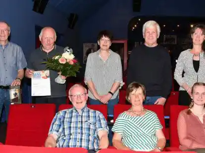 Jakkolo-Abschluss im Kino: Horst K&ouml;ster (v.l., stehend), Heinz Rigbers, Christine Winzinger, Wilfried Harms, Birgit Pracziak und sitzend (v.l.)Heiko Windels, Helga Wulferding und Doreen Otte