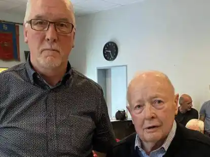 Der stellvertretende Abteilungsleiter des Herrenfu&szlig;ball, J&uuml;rgen Harms (links), gratuliert Willi L&uuml;schen zu 70 Jahren Mitgliedschaft.