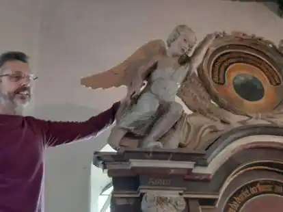 Restaurator Uwe Pleninger aus Hannover hat neue Fl&uuml;gel geschnitzt und am Altar angebracht.