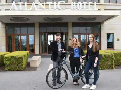 Sie m&ouml;chten die Umwelt auch in der Hotellerie entlasten: Prof. Dr. Markus Zeller vom Studiengang Strategisches Management der Jade Hochschule (v.l.), Studentin Irina Martens und Hilke Kleemann von Atlantic Hotel in Wilhelmshaven.