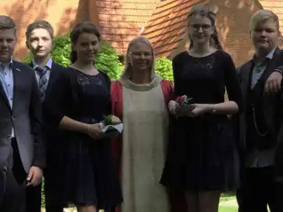 Wurden am Samstag, 14. Mai, in der Benthullener Kirche konfirmiert (von links): Tilo Deye, Hannes Schr&ouml;der, Kira-Sophie Bonhagen, Maite Haak-Paiva, Rico B&uuml;sing und John-Rouven Heinrich.
