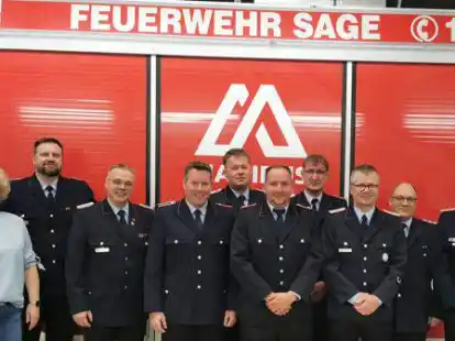 Gratulation zur Bef&ouml;rderung und zum Jubil&auml;um bei der Freiwilligen Feuerwehr Sage: (von links)  Frauke Asche (Leiterin Ordnungsamt), Kevin Engler (stellvertretender Gemeindebrandmeister), Frank Hattendorf (stellvertretender Kreisbrandmeister), Hauke Brammer, Cord Brand, Christian Runge, Eckhard Poppe (stellvertretender Ortsbrandmeister), Maik Poppe (Ortsbrandmeister), Oern Ziegeler und Thorsten Schnitger (Gemeindebrandmeister).