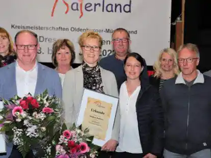 Der Vorstand des RuF Saterland ehrte Theo Fugel (2.vl.) und Heidrun Robbers (4.v.l.) und blickt auf eine hoffentlich erfolgreiche Saison voraus: Janet Sanders (von links), Silvia Hermes, Johannes Block,  Susanne Bartjen, Stephanie Henken, Toni Meyer und Dirk Siemer.