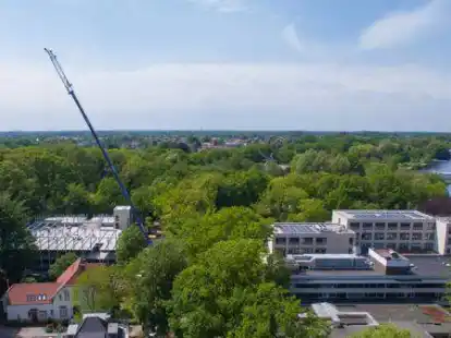 Soll Platz f&uuml;r 260 Autos bieten: das neue Parkhaus (links) mit dem Baukran daneben. Rechts  ist die Reha-Klinik Bad Zwischenahn zu sehen.