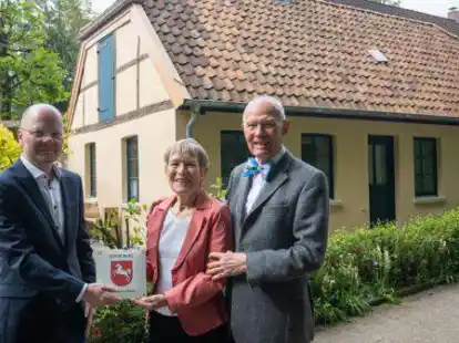 Freuen sich &uuml;ber die &Uuml;bergabe der Denkmalplakette (v.l.): Ansgar Brockmann vom Landesamt f&uuml;r Denkmalpflege und die Eigent&uuml;mer Barbara A. und Hans-Michael Heise.