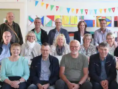 Am Klassentreffen nahmen teil (vorne, von links) Frauke Grimm (Heinemann), Hartmut Brandt, Andreas Cordes, Hartmut Goch und (mittlere Reihe, von links) Hans Wiebken, Meike Wellmann (L&uuml;bben), Waltraud Sommer (Werpupp), Karin Th&uuml;mler (Schelling), Angela Matzke (Sch&uuml;tz) sowie (hintere Reihe, von links) Lehrer Siegfried R&ouml;nisch, Rainer Danielzik, Gerold Heinemann, D&ouml;rthe Kleine-Pickrun und J&ouml;rg Indorf.
