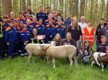 Die Vertreter der Jugendfeuerwehr Nordenham sowie der Kinder- und Jugendfarm freuten sich &uuml;ber die von J&uuml;rgen Keup &uuml;berreichten Spenden.
