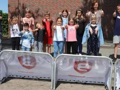 Neues Leben auf dem Schulhof: Die Sch&uuml;lervertreter der Marienschule Bar&szlig;el mit Lehrerin Sandra Thien (2. von rechts) und den neuen Fu&szlig;balltoren.