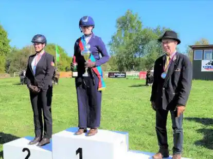 Ganz oben auf dem Siegerpodest strahlt die Kreismeisterin Marie Steenken. Daneben Alina Mohser (li) und Bernhard Koldehoff.