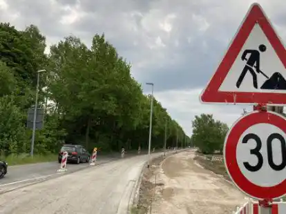 Noch ist nur eine Spur frei: Am Pophankenweg laufen die letzten Arbeiten zum Bau eines Radwegs.