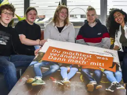 Bis auf Vorsitzenden Jannick Thomas (zweiter von rechts) stellen sie sich erneut zur Wahl f&uuml;r das Jugendparlament: (von links)Tristan Blischke, Lotta Wagner, Fenke Ahlers und Sham Alshao.