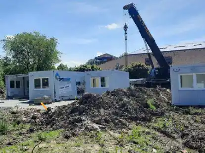 Am Mittwochnachmittag standen die ersten Container auf ihren Pl&auml;tzen.