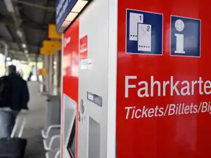 Fahrkartenautomaten haben vielerorts den Vertrieb an Schaltern abgel&ouml;st. Aber in Wilhelmshaven gibt es nicht einmal Automaten f&uuml;r Fernverkehr-Tickets.