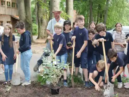 Grundsch&uuml;ler und Kita-Kinder pflanzten rund 2000 Blumenzwiebeln auf dem Schulgel&auml;nde vom Gut Spascher Sand.