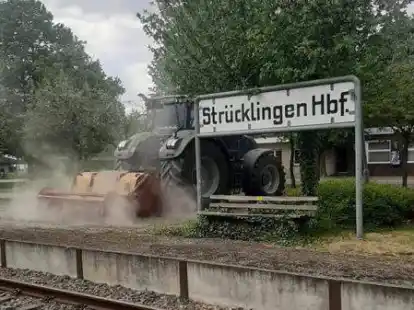Erst muss gefr&auml;st werden, damit Neues entstehen kann: Die Str&uuml;cklinger Landjugend versch&ouml;nert am Wochenende die alte Bahnhofsanlage.