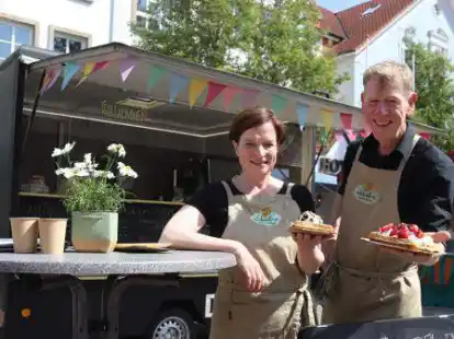 Dagmar Thie&szlig; und Jo Schmitt backen Waffeln auf dem Vareler Wochenmarkt.