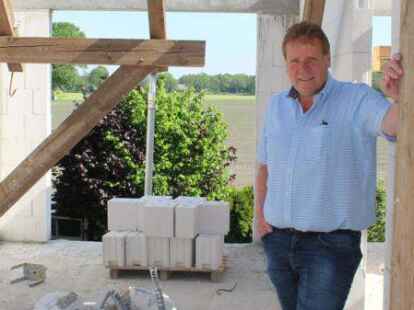 Unternehmer Horst Bohmann auf seiner Baustelle: Er lässt die alte Nutteler Gaststätte Claußen zu Wohnungen umbauen. 14 Stück sollen entstehen.