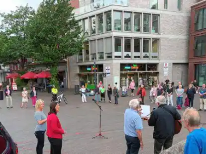 In Leer finden regelm&auml;&szlig;ig Mahnwachen gegen den Krieg in der Ukraine statt.