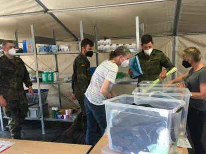 Bei der Viren-Bek&auml;mpfung unerl&auml;sslich: Schutzkleidung und Arbeitsmaterial &ndash; sowie Einsatzkr&auml;fte, die den &Uuml;berblick &uuml;ber die Lagerbest&auml;nde behalten.  Foto: Anuschka Kramer