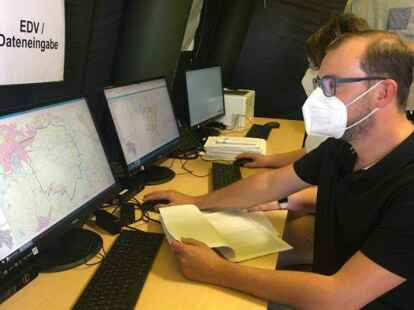 Seuchen&uuml;bung im mobilen Logistikzentrum der Bundeswehr: In einem Zelt wurden die auf den H&ouml;fen erhobenen Daten eingegeben. Foto: Anuschka Kramer
