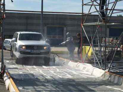 Dekontaminationsschleuse: Jedes Fahrzeuge musste bespr&uuml;ht werden. Im Ernstfall k&ouml;nnen die Viren mit einer L&ouml;sung aus Zitronens&auml;ure vernichtet werden.