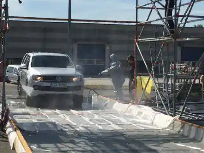 Dekontaminationsschleuse: Jedes Fahrzeuge musste bespr&uuml;ht werden. Im Ernstfall k&ouml;nnen die Viren mit einer L&ouml;sung aus Zitronens&auml;ure vernichtet werden.