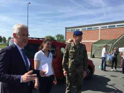 Erl&auml;uterten die Notwendigkeit der &Uuml;bung: Landrat Matthias Groote (von links), Dr. Katharina Sammet und Kommandeur Oberstarzt Dr. Kai-Siegfried Schlolaut.   Foto: Anuschka Kramer