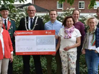 Spende f&uuml;r das Caf&eacute; International: K&ouml;nig Adolf Bremer und Brudermeister Franz Breckweg &uuml;bergaben den Verantwortlichen den Betrag einer Sammlung beim Ketteputzen. Unser Bild zeigt (v.l.) Rita Otten, Franz Breckweg, Adolf Bremer, Nico Vo&szlig;mann, Karola Biemer, Dr. Julia Looschen, Maria Hackstedt und Alexander Looschen.