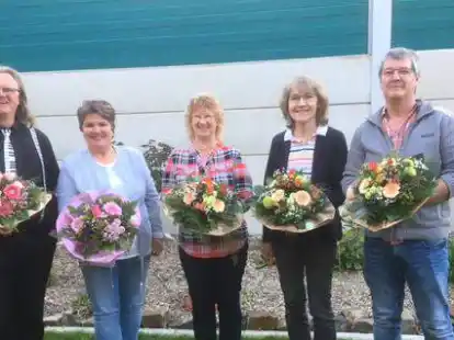 Leiten jetzt die Geschicke des Gesangvereins (v.l.): Alfred Stalling, Chorleiter seit 2012, Jutta Poppe-Detken, im Amt best&auml;tigte 1. Vorsitzende, sowie die neuen Vorstandsmitglieder  Edith Meendsen-Bohlken(2. Vorsitzende), Heike Stalling (Kassenwartin) und  Ralph Meendsen-Bohlken (Schriftf&uuml;hrer).