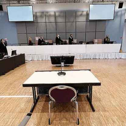 Die Schwurgerichtskammer des Landgerichts Oldenburg verhandelt im Festsaal der Weser-Ems-Halle. Angeklagt sind ehemalige Beschäftigte der Kliniken Delmenhorst und Oldenburg.