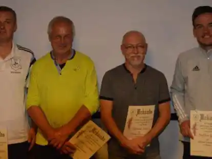 Ehrungen beim SSV Gristede: Ausgezeichnet wurden bei der Jahreshauptversammlung Sascha Martens (von links), Ulrich Steinmetz, Roland Sauer und Steffen Gerken.