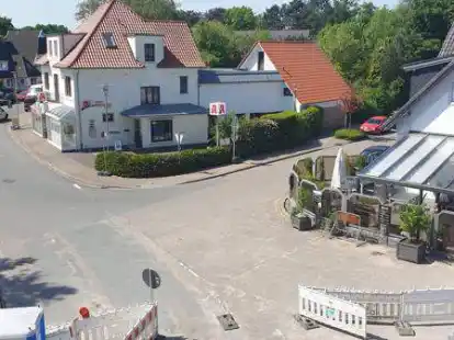 Dies ist der Einm&uuml;ndungsbereich Bahnhofstra&szlig;e/Poststra&szlig;e: Hier sollen &ndash; wenn die Bahnhofstra&szlig;e wieder f&uuml;r den Verkehr ge&ouml;ffnet wird &ndash; alle Verkehrsteilnehmer gleichberechtigt sein: Tempo 30 und &Uuml;berholverbot von vierr&auml;drigen Fahrzeugen sind zwei der Vorgaben.