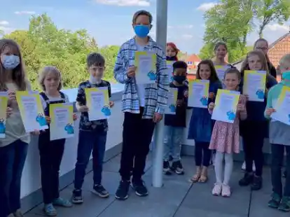 15 Kinder und Jugendliche wurden in der Vereinigten Volksbank in Ganderkesee f&uuml;r ihre Kreativit&auml;t mit Urkunden und Geschenken belohnt.