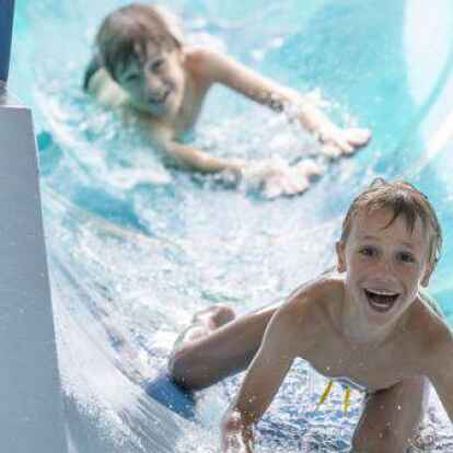 Viel Spa&szlig; verspricht die 75 Meter lange Wasserrutsche im Quellbad.