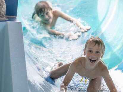 Viel Spa&szlig; verspricht die 75 Meter lange Wasserrutsche im Quellbad.