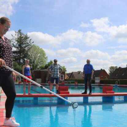 Patricia Bruntsch entnimmt Wasser aus dem Freibad am B&auml;ker.