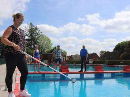 Patricia Bruntsch entnimmt Wasser aus dem Freibad am B&auml;ker.