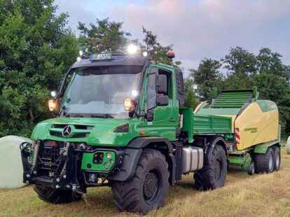 Viele moderne Maschinen werden gezeigt und vorgef&uuml;hrt, wie diese Rundballenpresse. Bild: privat