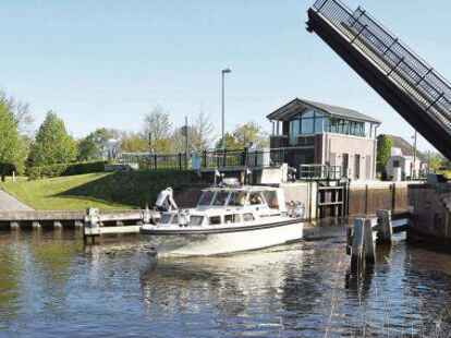 Die bekannteste Schleuse im Ems-Jade-Kanal an der Gastst&auml;tte Kukelorum am Rahester Verlaat, das plattdeutsche Wort f&uuml;r Schleuse.